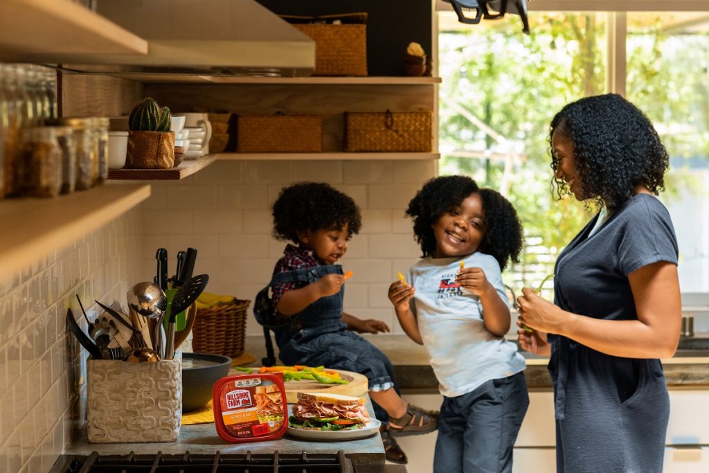 Dia das Mães: 5 coisas que toda mãe deveria ensinar para seus filhos sobre finanças