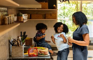 Dia das Mães: 5 coisas que toda mãe deveria ensinar para seus filhos sobre finanças