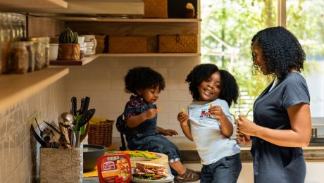 Dia das Mães: 5 coisas que toda mãe deveria ensinar para seus filhos sobre finanças